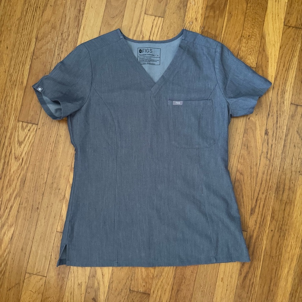 Figs Charcoal V-Neck Scrub Top w Pocket